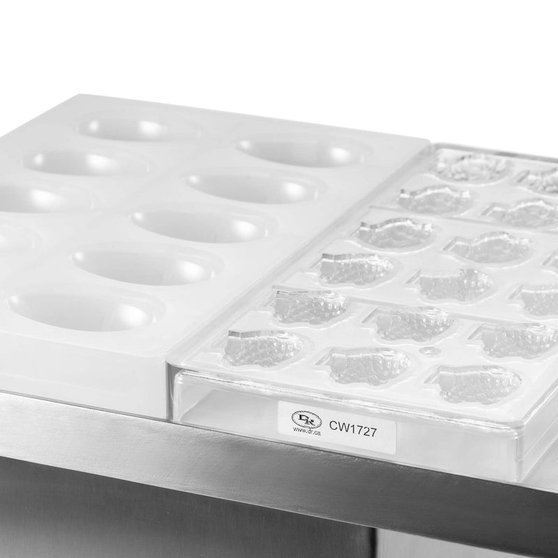 Table vibrante en chocolat avec grille